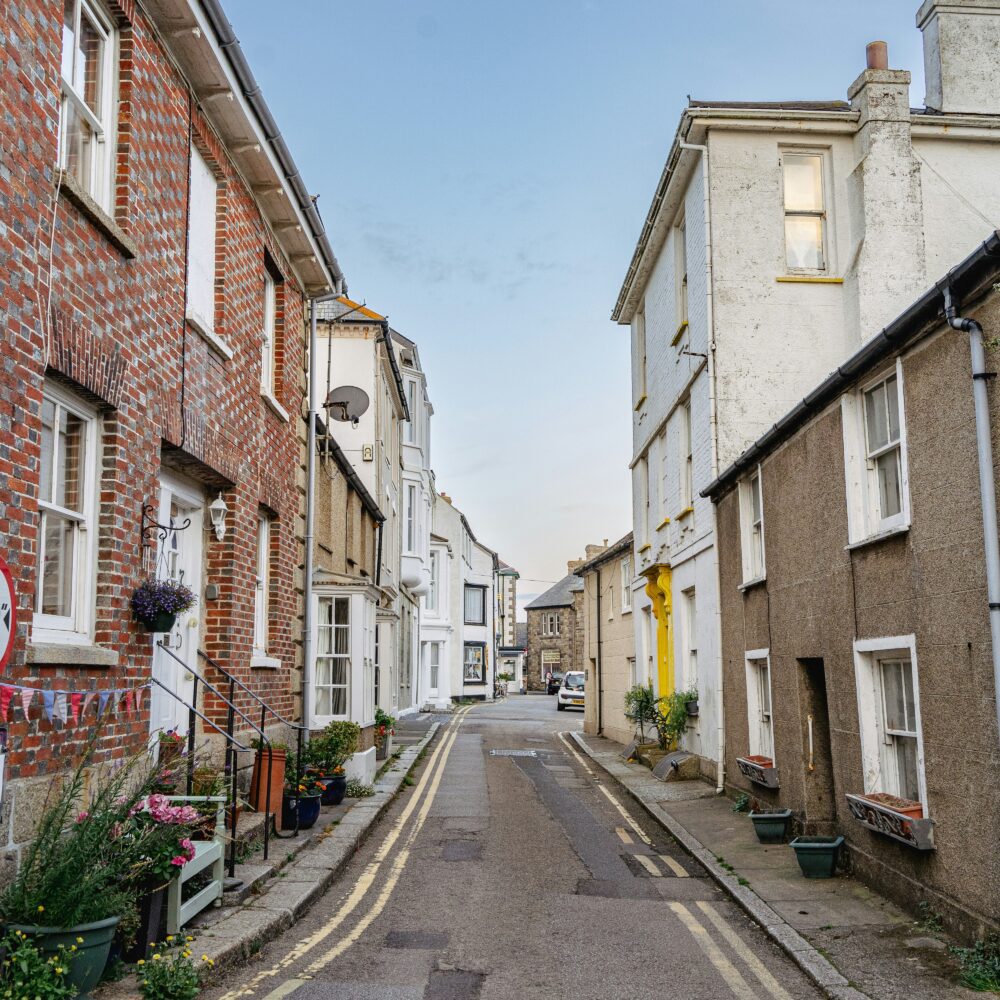 A street in Marazion, Cornwall by Benjamin Elliott on Unsplash