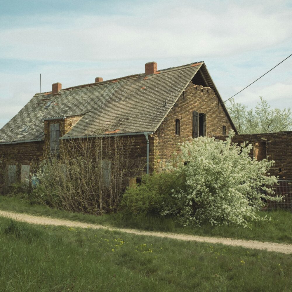 Old brick barn with structural issues by Nico Knaack on Unsplash