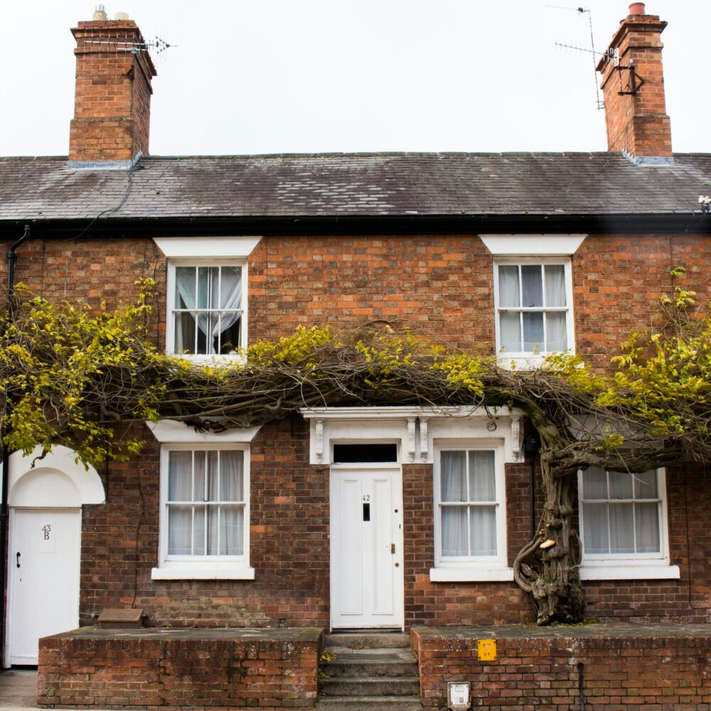 Stratford-upon-Avon terraced houses by Kirsten Drew on Unsplash