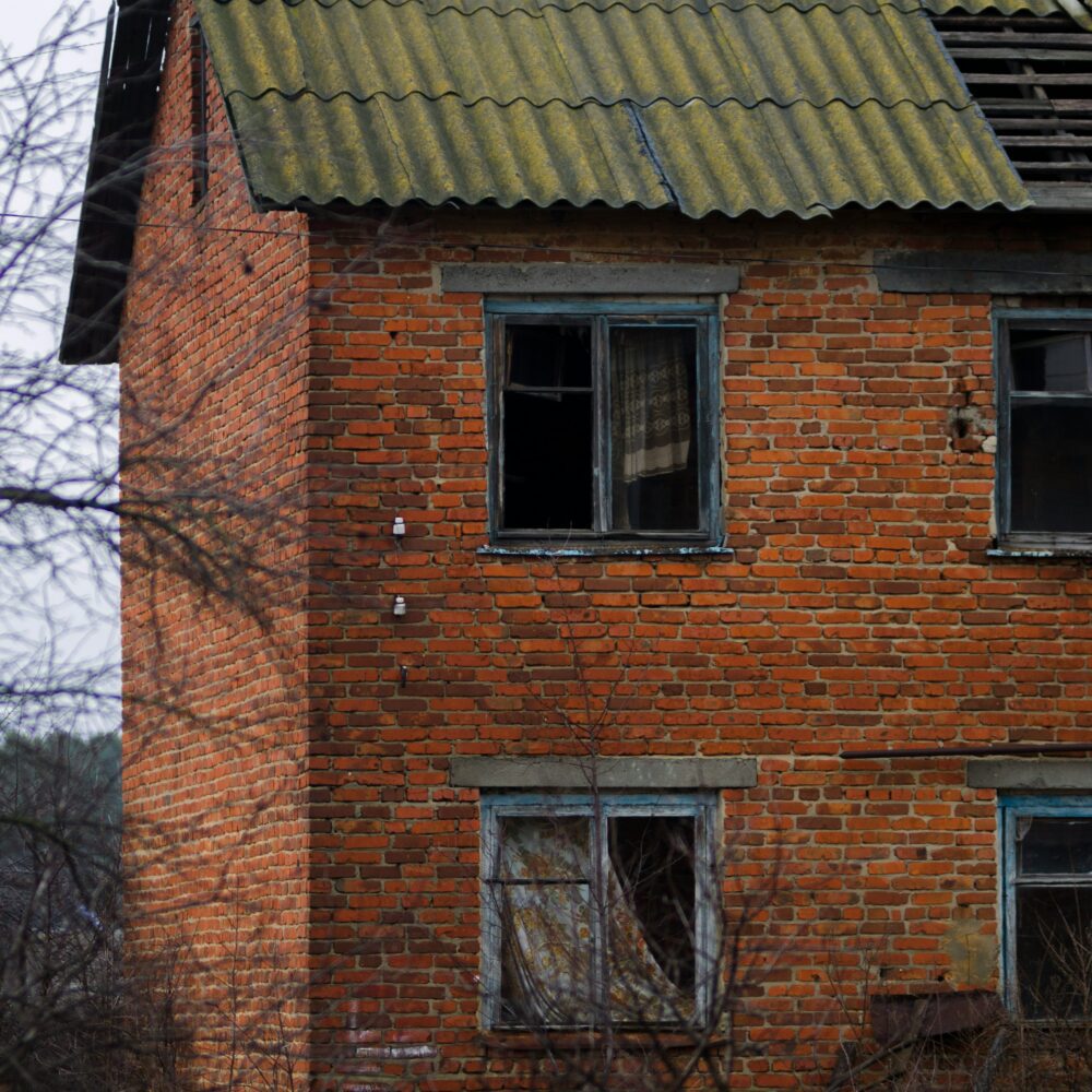 Photo by <a href="https://unsplash.com/@demin_nikol?utm_source=unsplash&utm_medium=referral&utm_content=creditCopyText">Николай Демин</a> on <a href="https://unsplash.com/photos/a-red-brick-house-with-a-green-roof-2R_4BLxnp6A?utm_source=unsplash&utm_medium=referral&utm_content=creditCopyText">Unsplash</a>
      